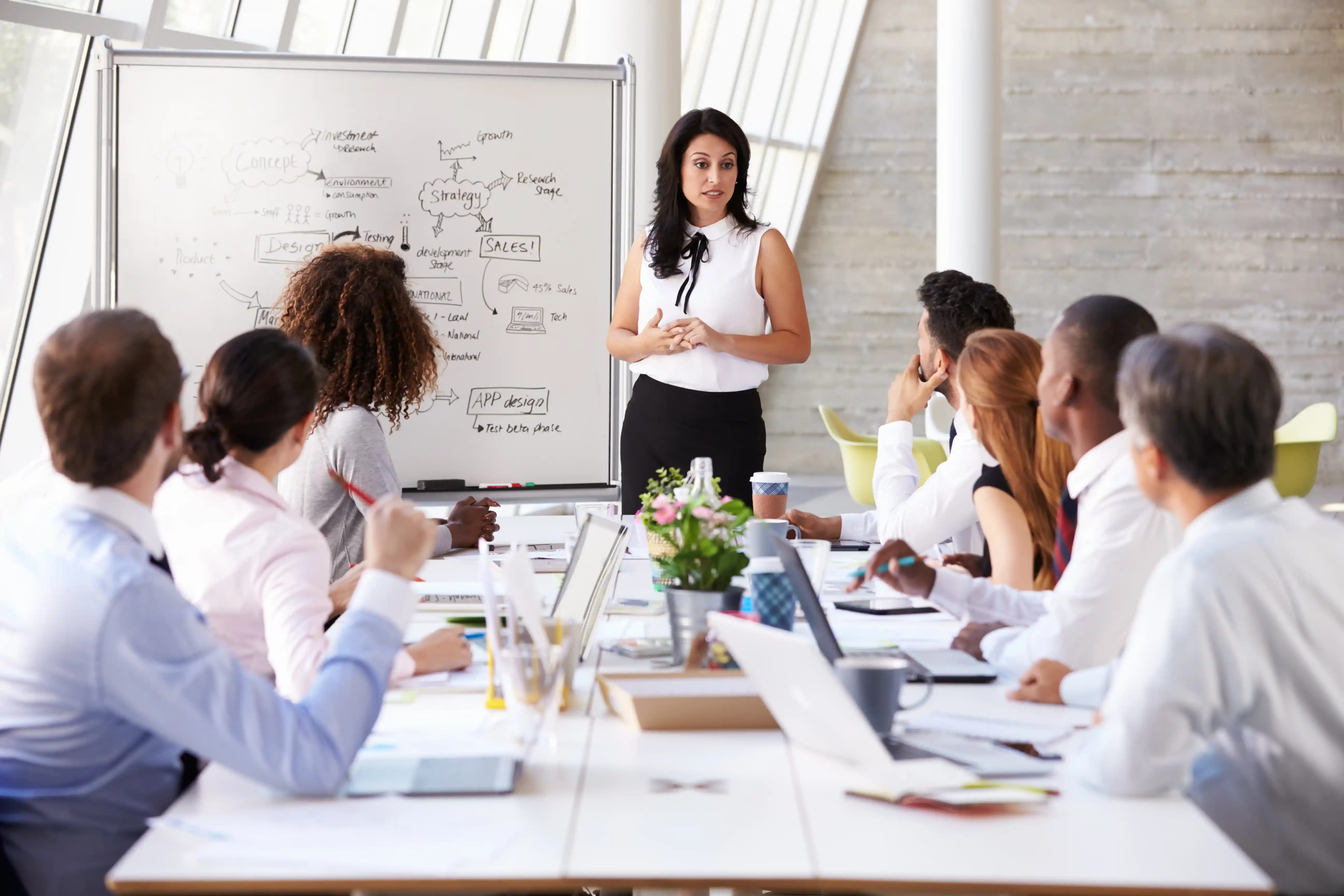Equipo directivo en sesión estratégica